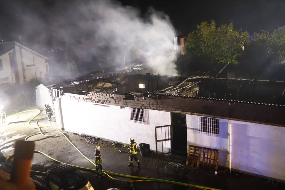 Die Lagerhalle brannte komplett aus, der Schaden ist sechsstellig.