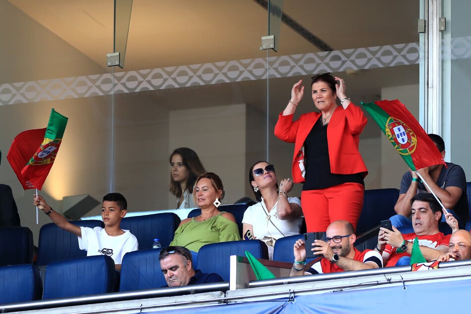 Wann möglich fiebert Dolores Aveiro (66, r.) ihrem Sohn im Stadion zu. Dieser macht ihr es jedoch in Zukunft etwas schwerer.