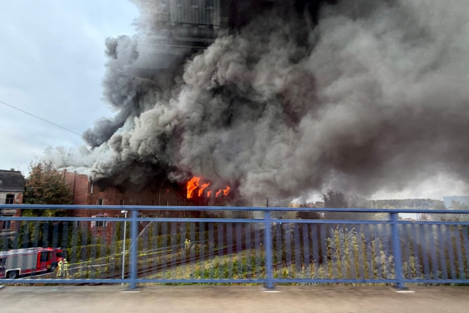 Das Feuer sorgte für eine starke Rauchentwicklung und beschäftigte rund 150 Kameraden mehrerer Feuerwehren stundenlang.