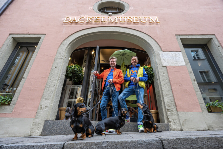 In Regensburg hat das Dackelmuseum von Seppi Küblbeck (r.) und Oliver Storz ein neues Zuhause. Mit dabei: Ihre Hunde Moni, Blümchen und Klein-Seppi.