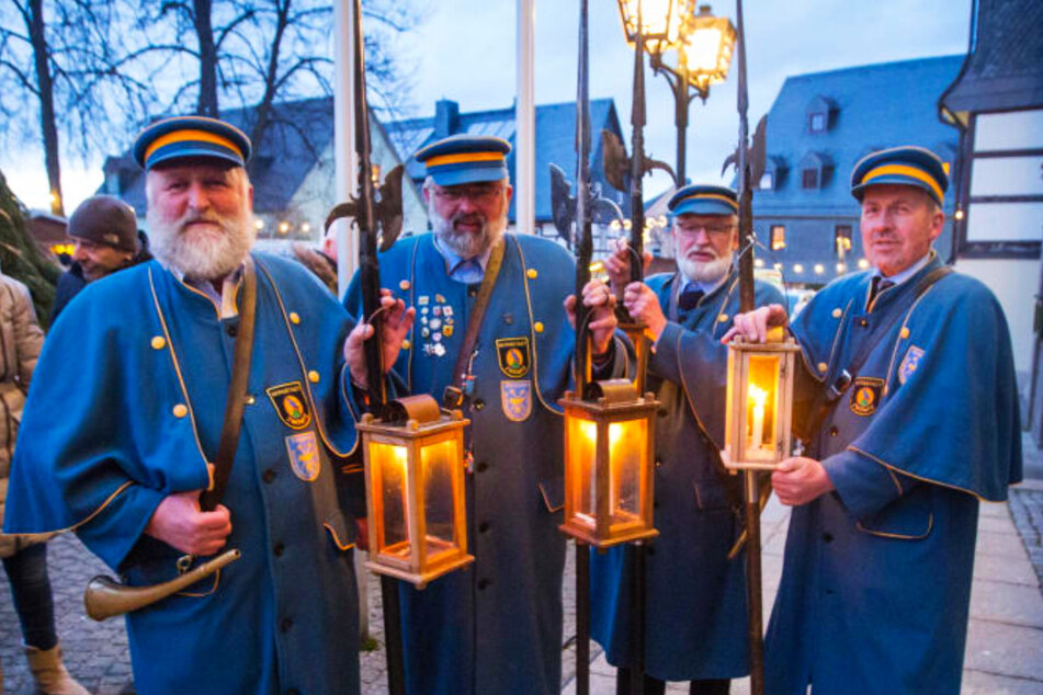 Nachtwächter begleiten in Zwönitz traditionell das Lichter-Löschen am 2. Februar.