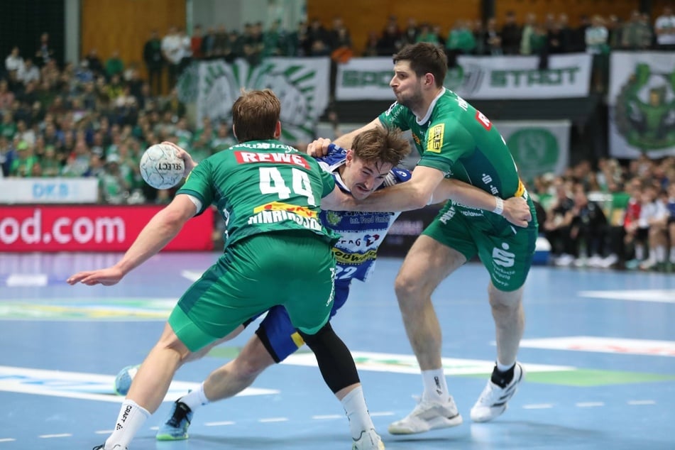 Felix Aellen (22, ThSV Eisenach) läuft sich in der Zange zwischen Blaer Hinriksson (44, SC DHfK Leipzig) und Marko Mamic (14, SC DHfK Leipzig) fest.