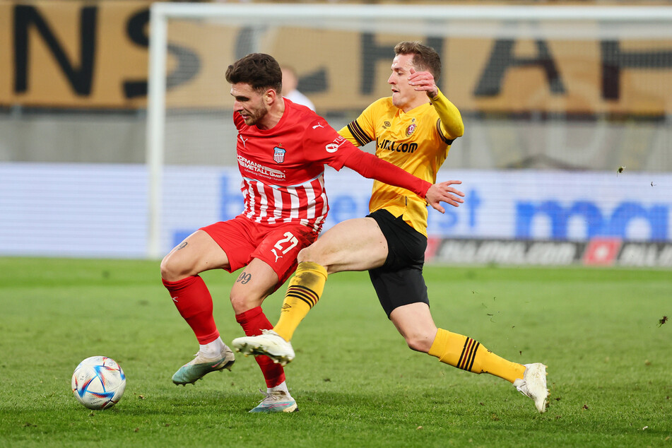 Zuletzt verteilte Yannik Möker (24, l.) in der 3. Liga im Mittelfeld des FSV Zwickau die Bälle.