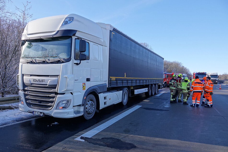 Der Fahrer dieses polnischen Sattelschleppers musste nach einem medizinischen Notfall sein Gefährt am Seitenstreifen abstellen. Auf der A4 in Richtung Dresden kam es zu erheblichen Verkehrseinschränkungen.