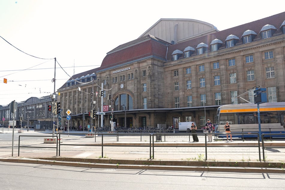 Die LVB wollen die Gleise und Schienenentwässerungen am Hauptbahnhof, Westseite erneuern und Überwege neu errichten.