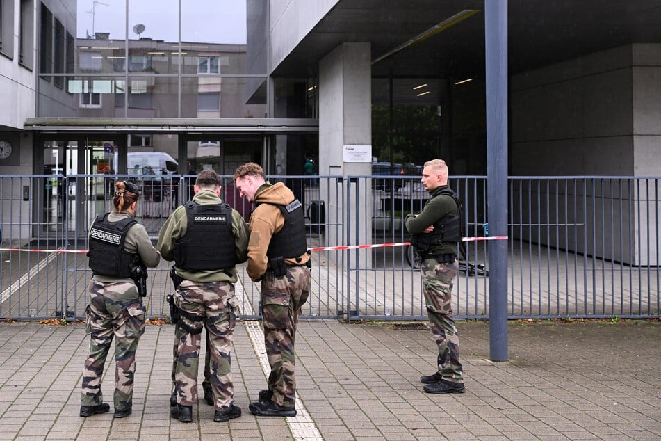 Die Polizei sperrte das Schulgebäude ab und befragte die Schulklasse, die die Messerattacke miterleben musste.