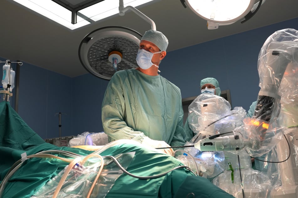 Chefarzt Jurek Schultz (45) trifft vor dem chirurgischen Eingriff mit dem Versius-Operationssystem alle erforderlichen Vorbereitungen.