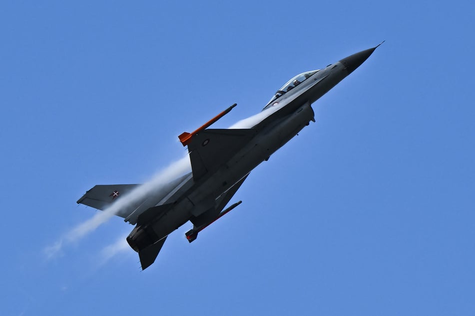 Ein dänische F-16 im Steigflug. Schon bald soll die Ukraine erste Muster des Kampfjets aus westlicher Produktion erhalten.