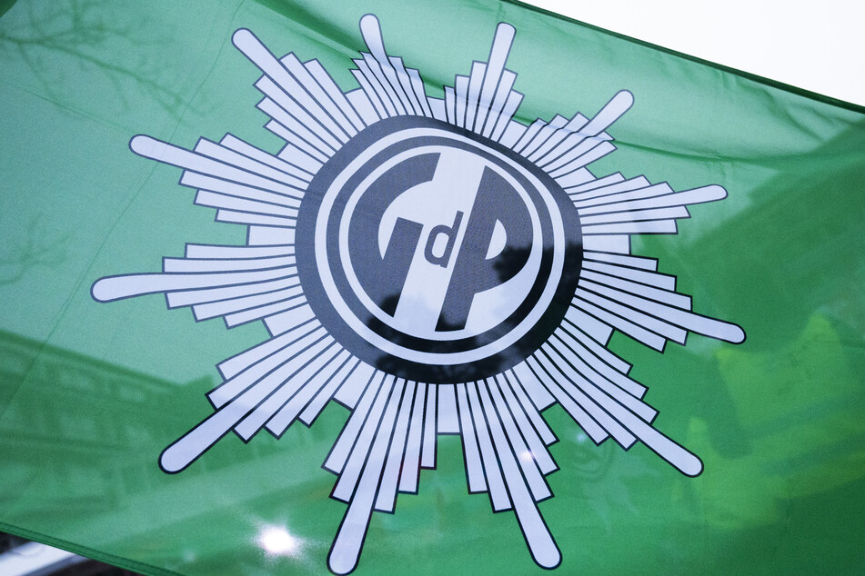 Eine Flagge mit dem Logo der Gewerkschaft der Polizei (GdP): Die Organisation spricht sich gegen stationäre Kontrollen aus.