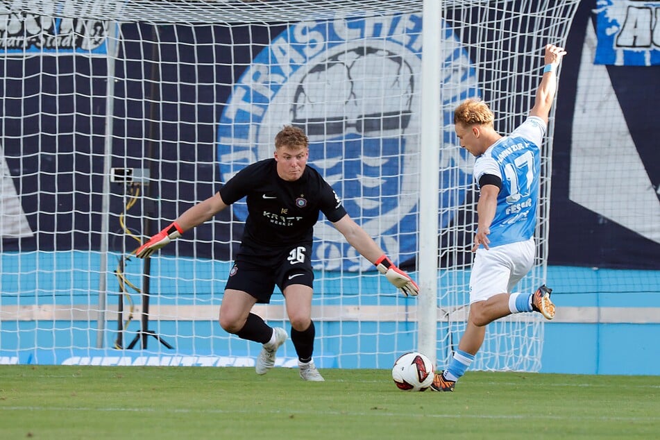 Die Sternstunde in dieser Saison: Maximilian Fesser (24) trifft gegen Aue zum 3:1-Endstand.