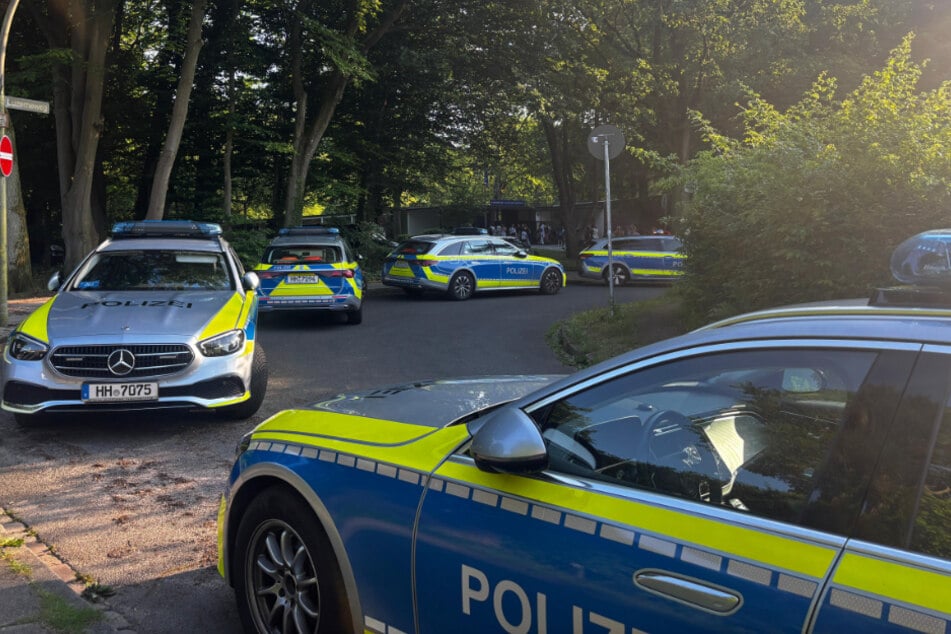 Die Polizei rückte mit mehreren Streifenwagen beim Freibad Marienhöhe an.
