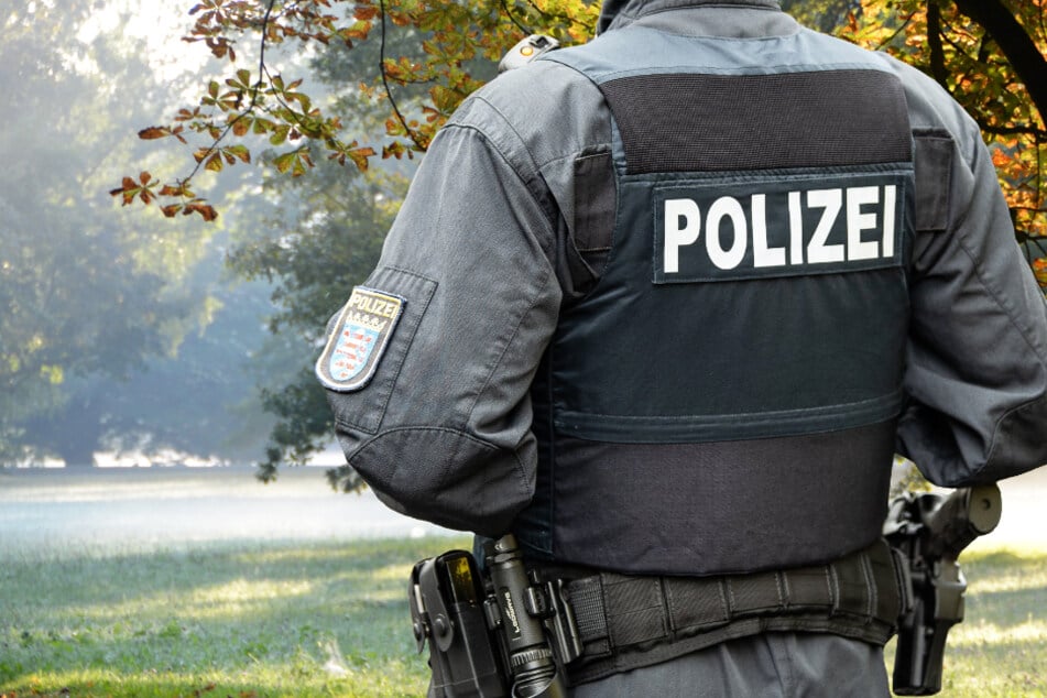 Das schwer verletzte Opfer wurde im September bei einem Feldweg gefunden (Symbolbild).