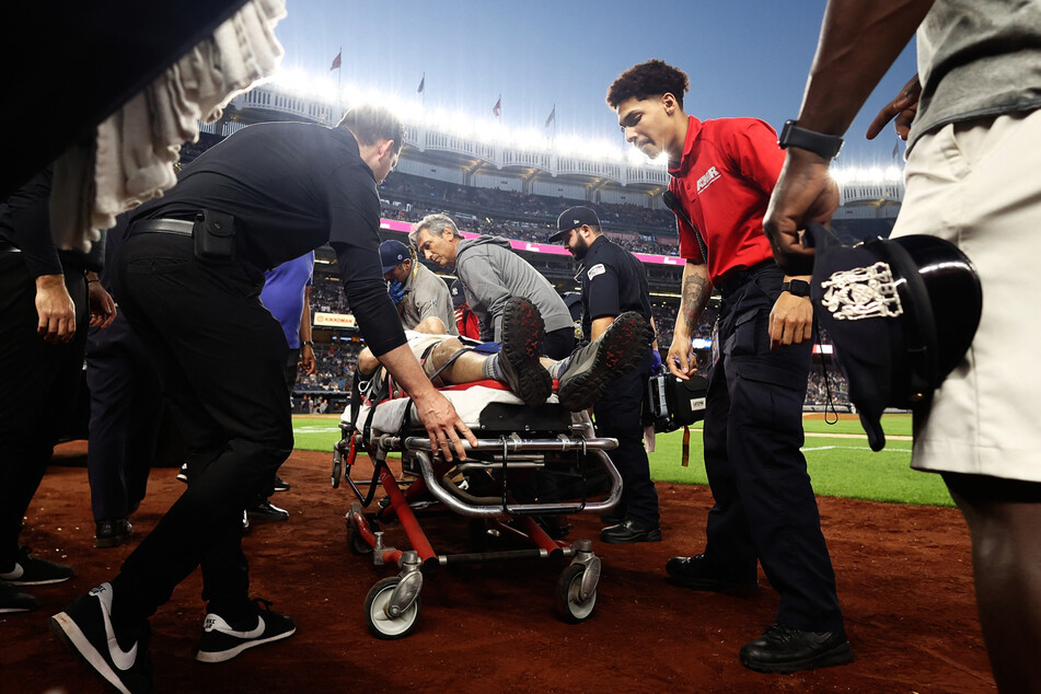 Der Kameramann Pete Stendel musste verletzt aus dem Stadion transportiert werden, nachdem er einen Baseball an den Kopf bekommen hatte.