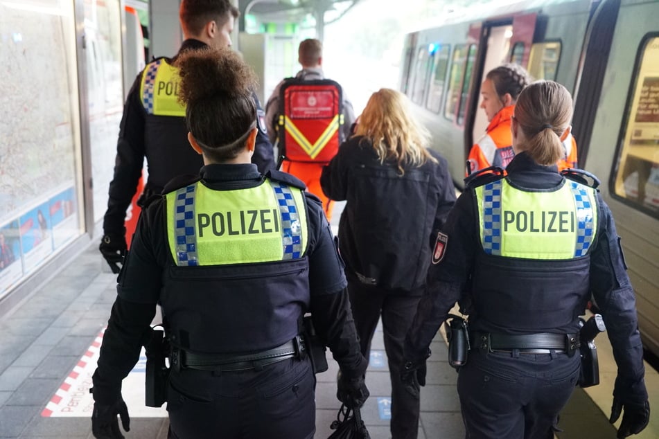 Polizei und Rettungskräfte brachten die Frau zu einem Krankenwagen am U-Bahnhof Wandsbek-Gartenstadt.