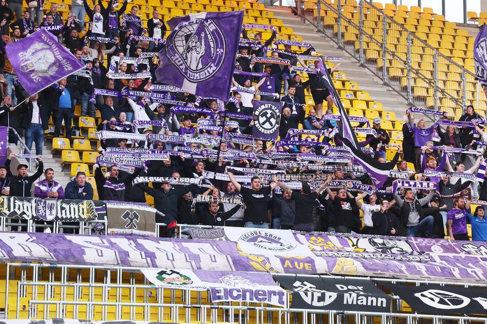 Die mitgereisten Aue-Fans sahen am Dienstagabend einen 1:0-Sieg der Veilchen.