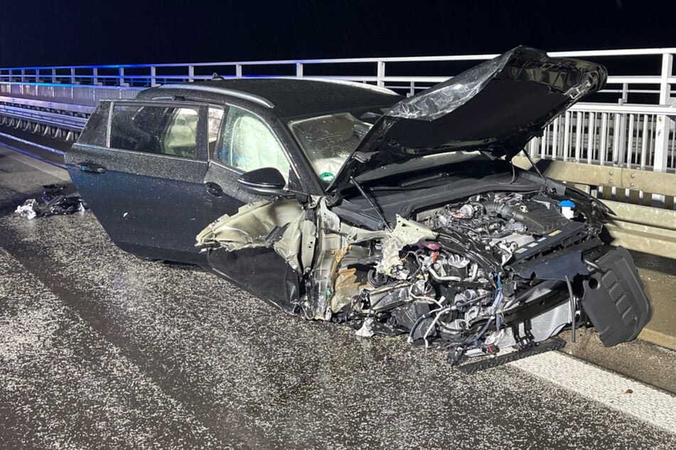 Aus diesem Wrack ist der 54 Jahre alte Autofahrer ohne Verletzungen ausgestiegen.