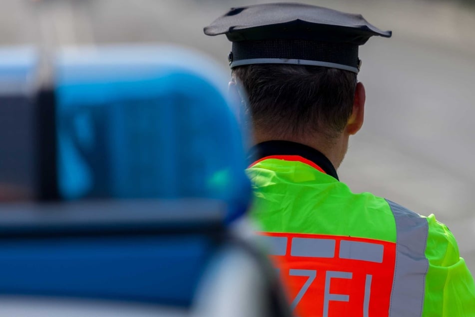 Autofahrerin prallt nach rücksichtslosem Manöver gegen Betonwand: Polizei sucht Verursacher
