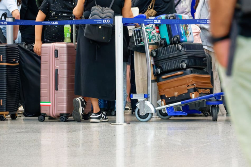 Um die besten Flugangebote zu ergattern, nehmen manche Eltern ihre Kinder bereits ein paar Tage vor Ferienbeginn aus dem Unterricht. (Symbolfoto)