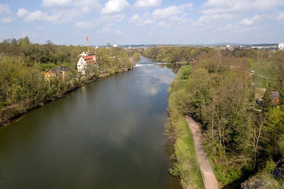 Nach schwerem Sturz am Flussufer: Radler ohne Helm ist tot