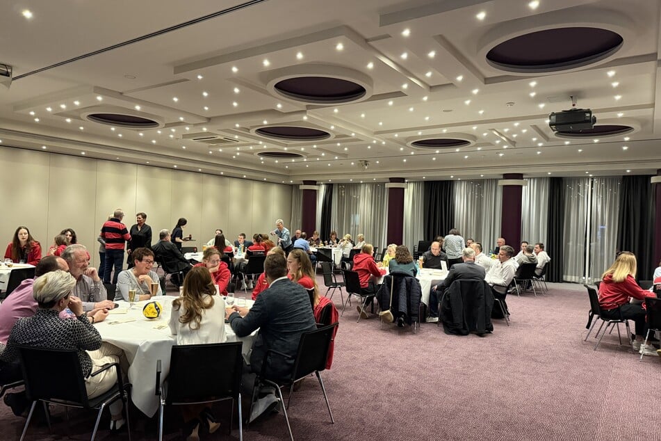 Im Hotel haben sich Mannschaft, Trainerteam, Staff, Partner, Mitarbeiter der Geschäftsstelle und langjährige Unterstützer zum gemeinsamen Essen zusammengefunden.