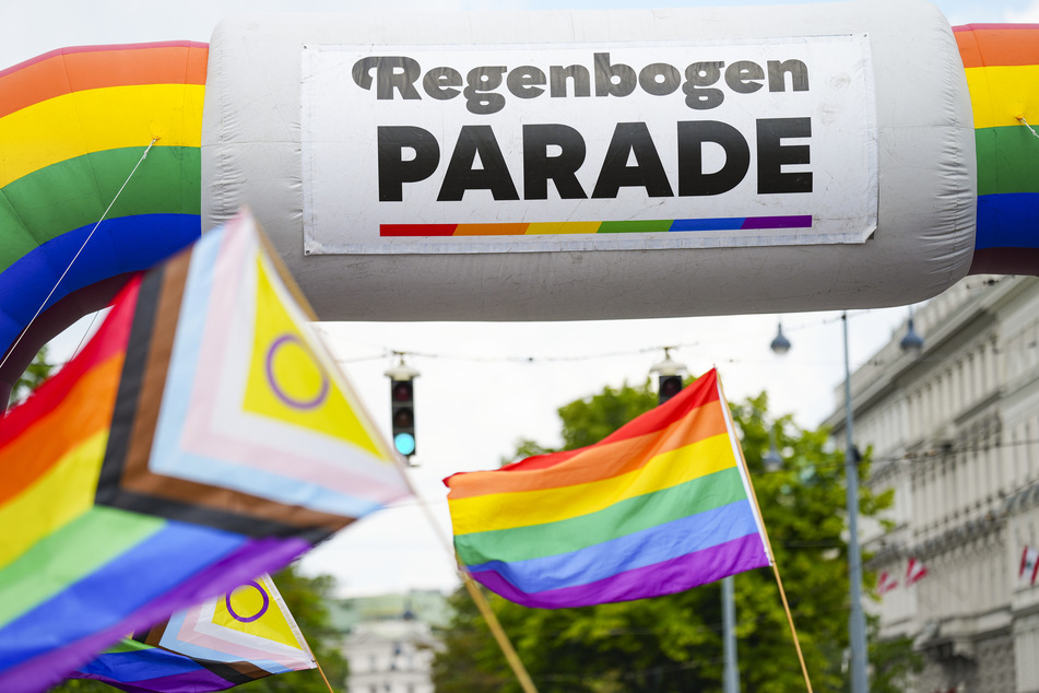 Die 27. "Regenbogenparade" wurde am Rathausplatz in Wien eröffnet.