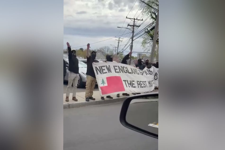 Am Straßenrand skandierte der Mob den Hitlergruß.