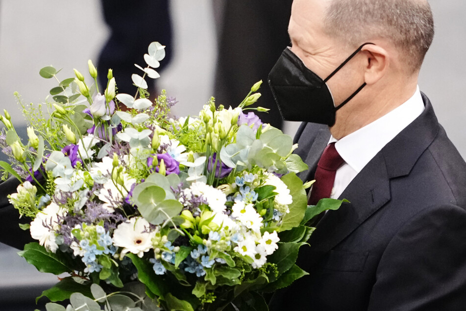 Blumen für den neu gewählten Bundeskanzler Olaf Scholz (63, SPD) – doch wie stabil wird seine Ampel-Koalition im Bundestag sein?