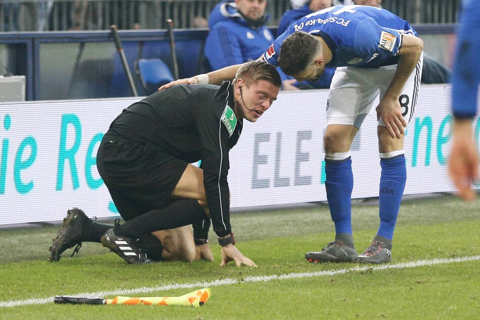 Schon im Februar 2018 schied Robert Schröder (39) während des Spiels Schalke gegen Hoffenheim als Linienrichter mit Achillessehnen-Problemen aus.