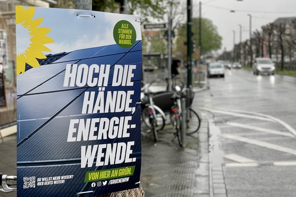 Die Werbeagentur der Grünen hatte den Song für die Landtagswahl in NRW zum Slogan "Hoch die Hände, Energiewende" umgedichtet.