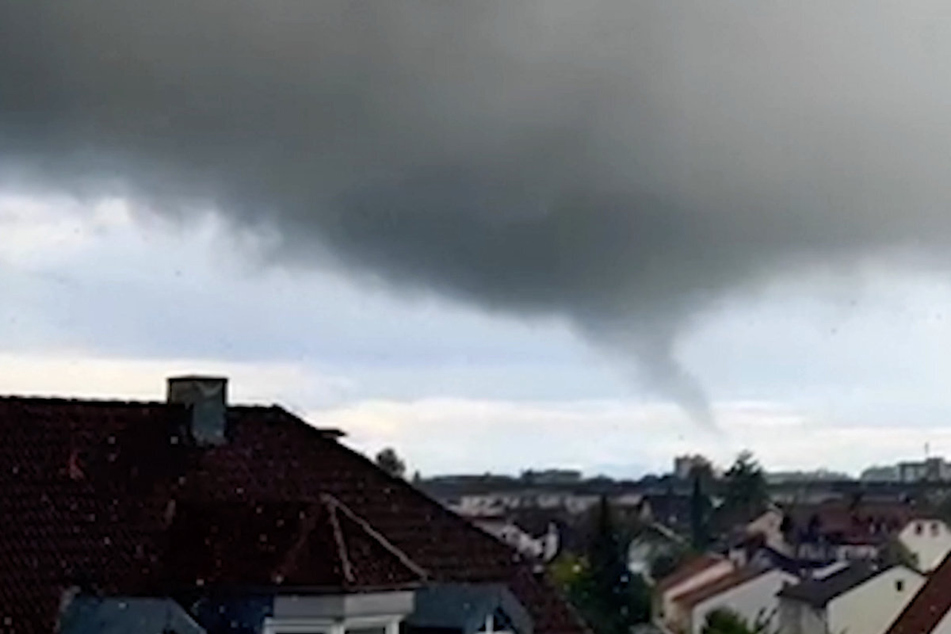 Ein Augenzeuge hatte den Tornado über der Kleinstadt Burghausen gefilmt. Die Naturgewalt richtete Sachschäden an.