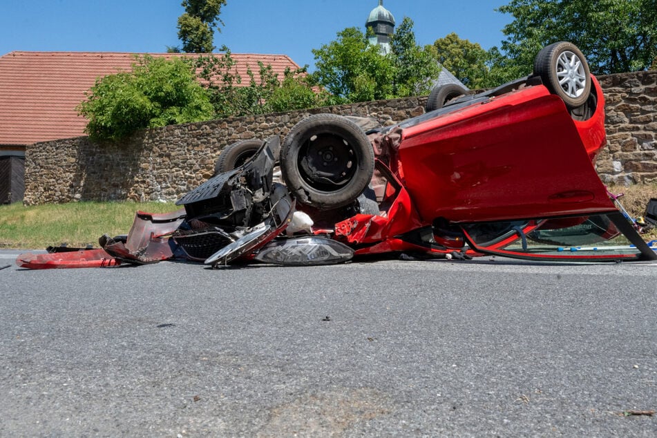 Der Ford Fiesta landete aus bisher ungeklärten Gründen auf dem Dach.