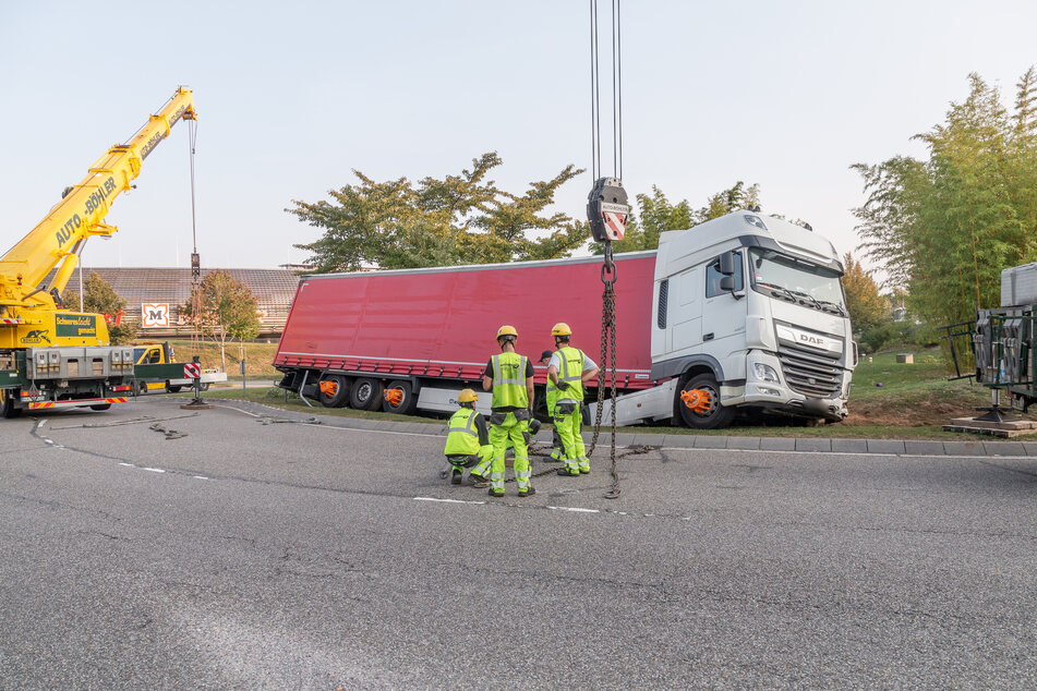 Der Fahrer des 40-Tonner hatte sich auf einem Kreisverkehr festgefahren.