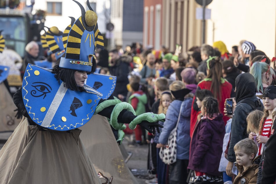 Während Karnevalsumzug: 49-Jähriger sorgt mit Kostüm für Entsetzen