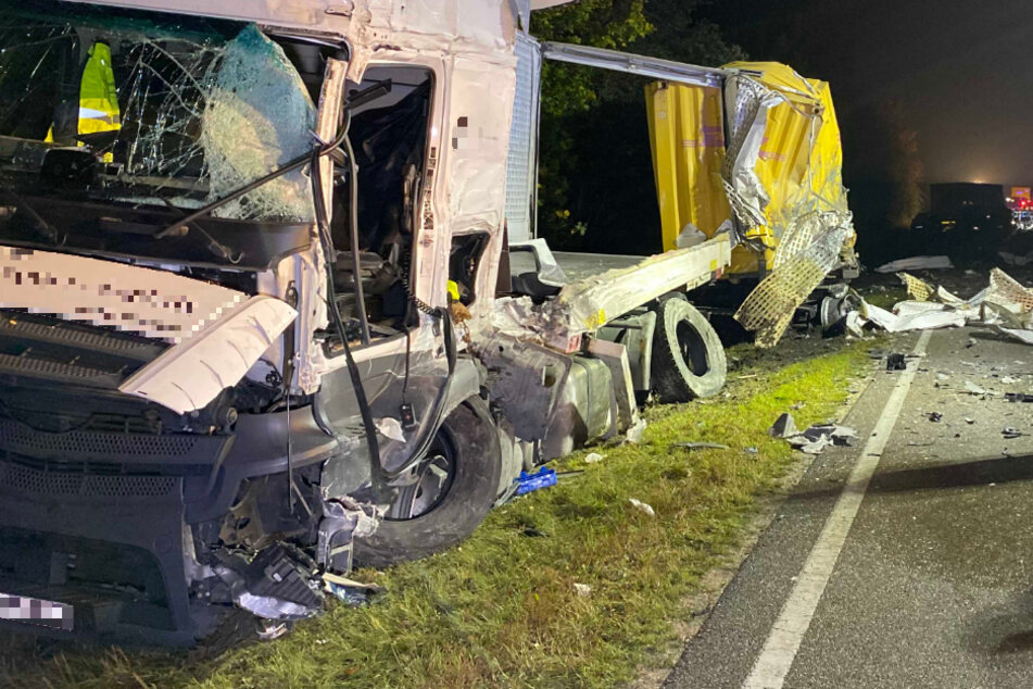 Beim Zusammenstoß von zwei Lastwagen im Landkreis Weißenburg-Gunzenhausen sind zwei Menschen schwer verletzt worden.