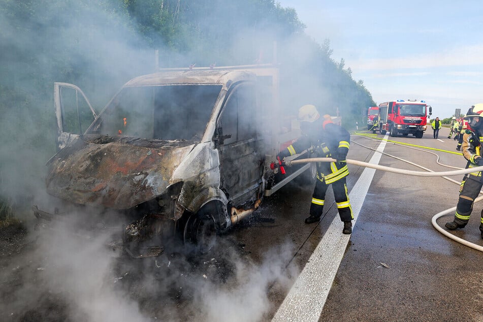Die Feuerwehr konnte das Fahrzeug nicht mehr retten - es brannte vollständig aus.