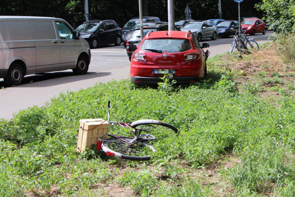 Der Autofahrer soll nach dem Crash zwei Radler erfasst haben. Beide wurden verletzt.