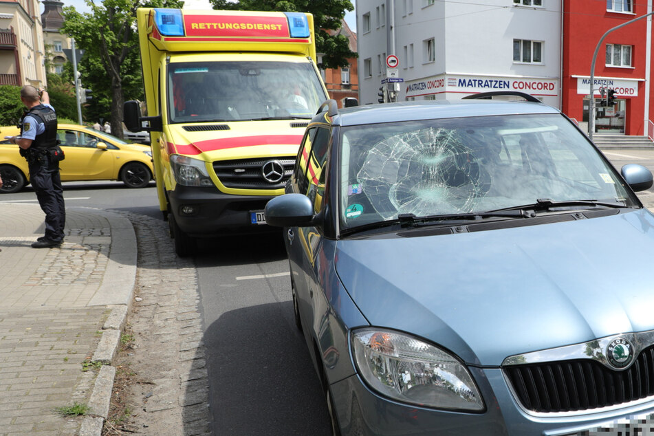Skoda fährt Radfahrerin an: Frau muss schwer verletzt ins Krankenhaus