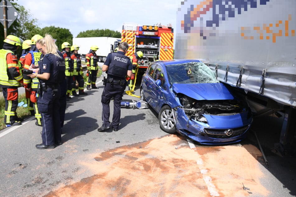 In Großenaspe sind am Mittwoch ein Auto und ein Lkw kollidiert, der Wagen wurde unter dem Auflieger eingeklemmt. Zwei Frauen wurden dabei schwer verletzt.