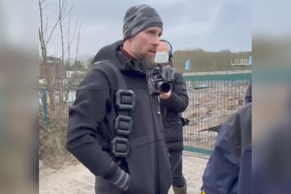 Meeresbiologe Robert Marc Lehmann will zum Wal tauchen, um dessen Zustand zu überprüfen.