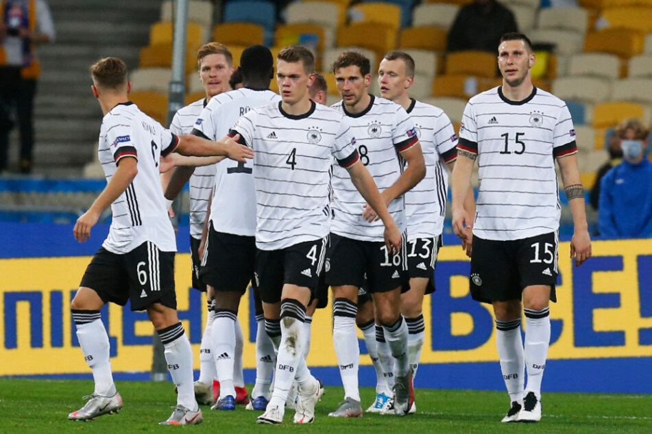 Jubel über einen verdienten Sieg: Matthias Ginter (M.) und Leon Goretzka (3.v.r.) erzielten die deutschen Treffer in der Ukraine.
