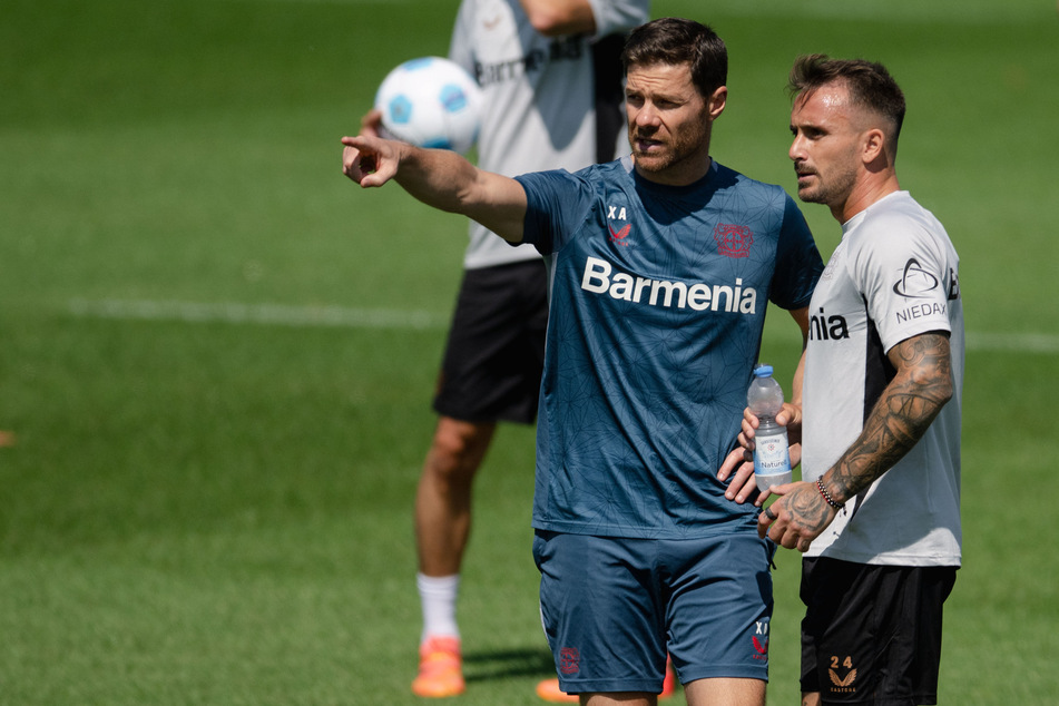 Gibt im Training für die neue Saison schon wieder die Richtung vor: Bayer-Coach Xabi Alonso (42, links) mit Neuzugang Aleix Garcia (27, rechts).