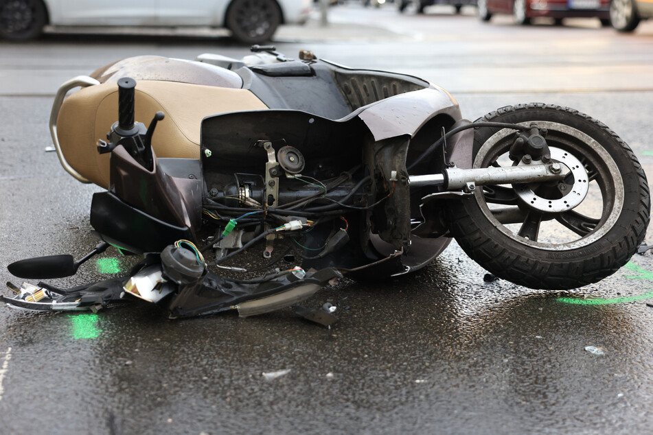 Abbiege-Manöver missglückt: Moped und Auto kollidieren an Dresdner Kreuzung
