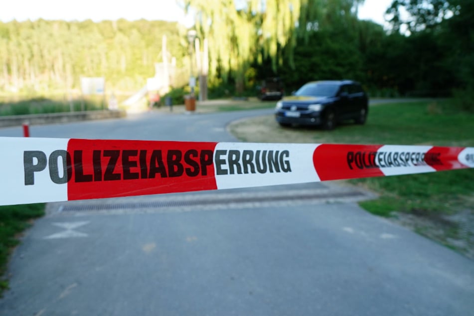 Der Bereich rund um den See wurde von der Polizei geräumt und weiträumig abgesperrt.