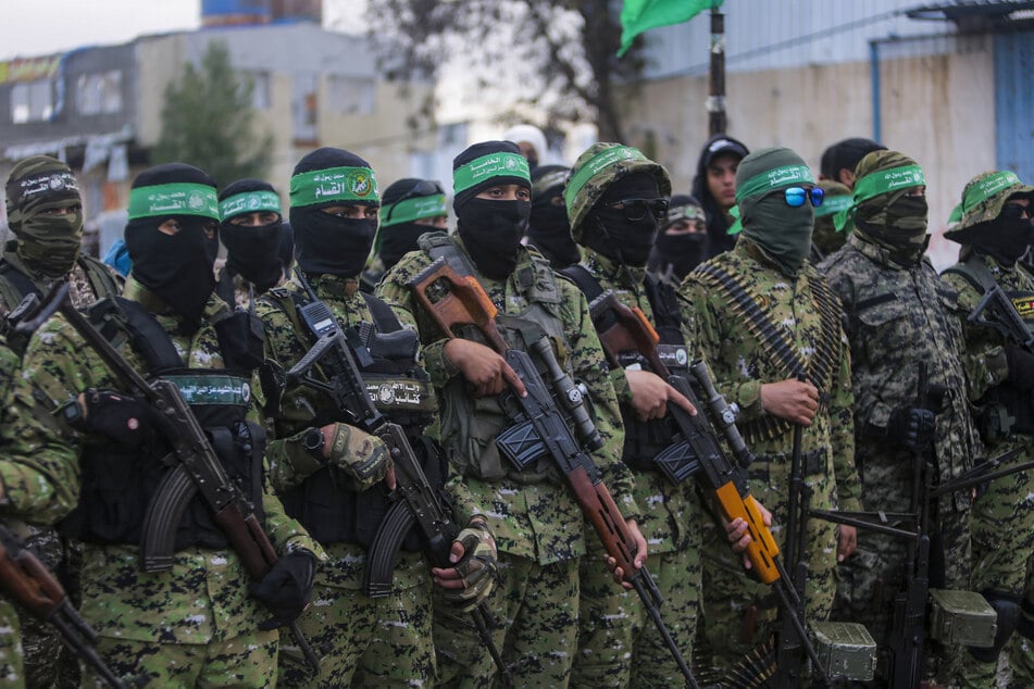 Vermummte und bewaffnete Mitglieder der Terrororganisation Hamas stellen sich in Rafah im Gazastreifen vor der geplanten Freilassung von israelischen Geiseln auf. (Archivbild)