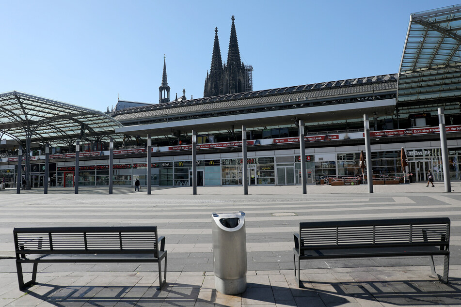 Blick auf den Breslauer Platz am Kölner Hauptbahnhof: Ein mutmaßliche betrunkener Autofahrer (54) ist dort am Sonntag frontal in einen Haltestellen-Unterstand gekracht.