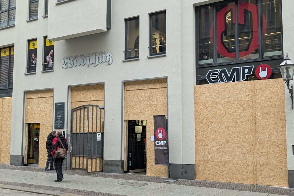 Freitag hatten mehrere Geschäfte in der Innenstadt ihre Läden gesichert.