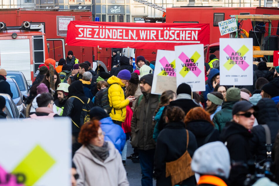 Proteste in Berlin: Auf einem Banner ist zu lesen "sie zündeln, wir löschen".