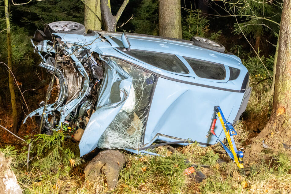 Schrecklicher Unfall im Erzgebirge am Montagabend: Ein Opel-Fahrer verlor auf der S260 bei Geyer offenbar die Kontrolle und krachte gegen einen Baum.