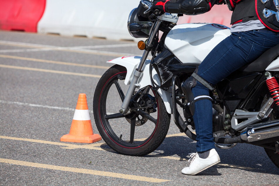 Motorrad-Fahrschülerin (52) soll Anfahren üben, doch das geht gewaltig schief