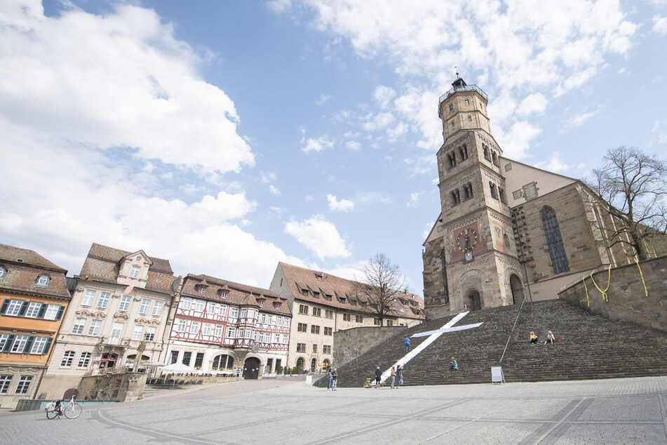 Ein weißes Kreuz aus Stoff liegt vor der evangelischen Kirche St. Michael in Schwäbisch Hall.